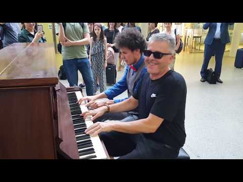 "Greensleeves" (Funky Piano) – Thomas Krüger & Brendan Kavanagh aka. Dr. K at St. Pancras in London