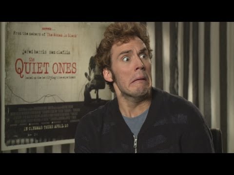 サム・クラフリンインタビュー。ハンガーゲームのヒントと面白い顔 (Sam Claflin Interview: Hunger Games hints plus funny faces!)