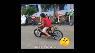Download lagu DI DUNIA NYATA - Joki Bocil Motor Drak #shorts #MotorDRAK mp3 Download lagu DI DUNIA NYATA - Joki Bocil Motor Drak #shorts #MotorDRAK mp3
