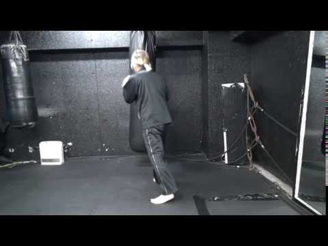 ジャブでサイドに回り込む　キックボクシングで楽しく簡単ダイエット　新宿スポーツジム　19:00～6:00までオープン