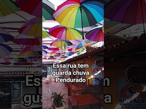 ESSA RUA MUCUGÊ BAHIA TEM GUARDA CHUVA PENDURADO