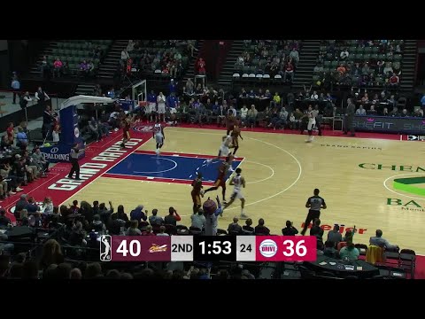 Zeke Marshall throws down the alley-oop!