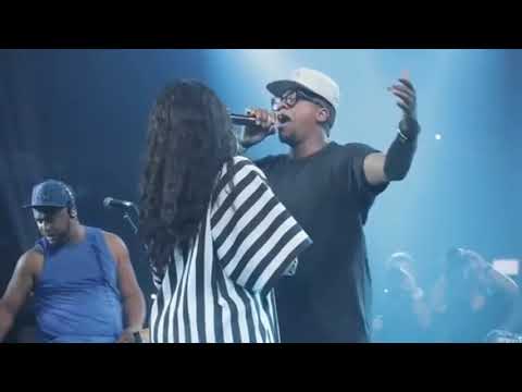 Ludmilla cantando com Mumuzinho.