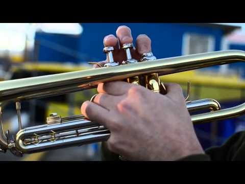 "Trompete   Sou da UPP, vou te apoiar, atrás do gol, eu vou estar" Barra: Unidos por uma Paixão &bull; Club: Pelotas