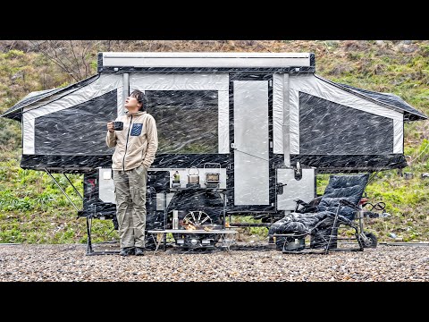 Camping bei Regen und Schnee im vollautomatischen Zeltanhänger für 9.900 $