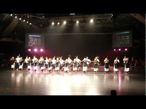 Dança de autocriação na aldeia da montanha na frente do palco intermediário.m2ts