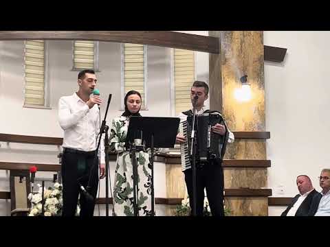 Stau și privesc ochii adânci • Daniela, George și Andrei Rusu