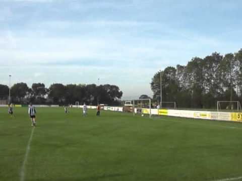 Tricht E1 scoort de 1-0 tegen Teisterbanders E1 (24-9-2011)