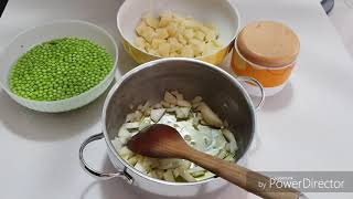 Idea di un semplice contorno da abbinare ad un arrosto: patate e piselli