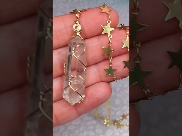 Vídeo relacionado con OLYCRAFT 12 piezas Cristal de Cuarzo Natural Punta de Cuarzo Hexagonal Cristal Doble Terminado Puntos Varitas Sin Agujero Colgantes de Cuarzo Piedra preciosa para DIY Artesanía Collar Joyería Hacer