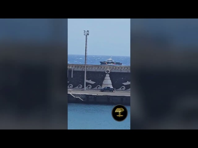 Salvamento Marítimo rescata a 110 inmigrantes en un cayuco al sur de El Hierro, con 20 bebés a bordo