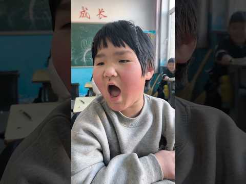 Lớp trưởng mập phát quà cho học sinh