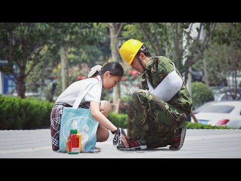 看到受傷的農民工鞋帶開了，有人跑了過來