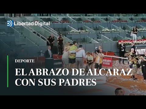 Imágenes inéditas: el abrazo de Carlos Alcaraz con sus padres tras ganar el Mutua Madrid Open