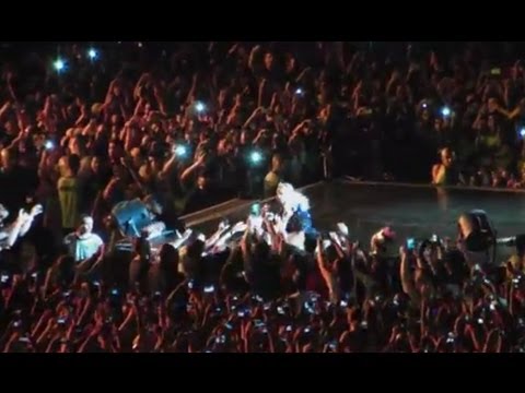 Beyonce Pulled Off Stage By Fan During Brazil Concert