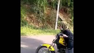 Download lagu cewe cantik naik RX king gagal stending malah jatuh mp3