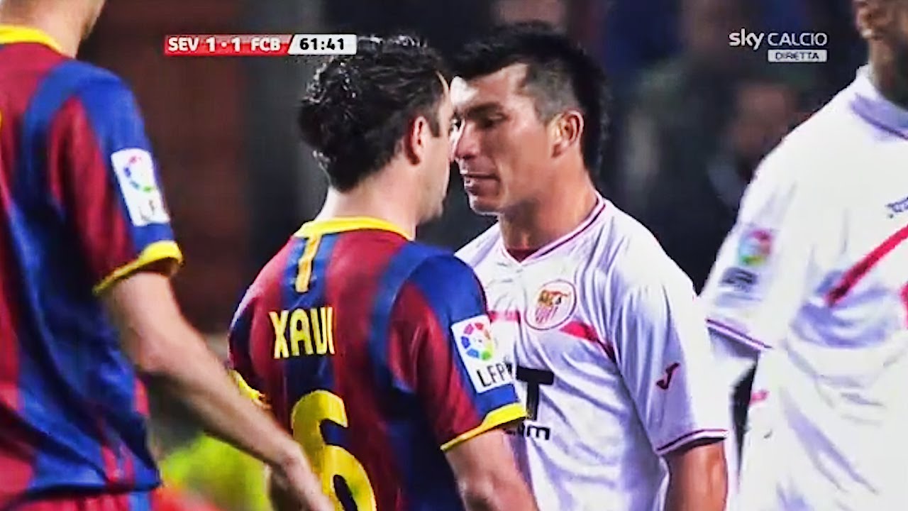 Gary Medel vs Barcelona 13.03.2011 (Pelea con Xavi & Iniesta)