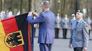 Bundeskanzler Merz ehrt "militärisches Aushängeschild" der Bundeswehr
