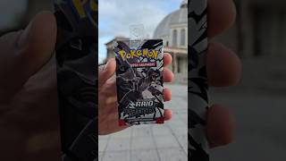 Abrindo Booster de Pokémon Raio Preto na rua pra ver se a sorte vem! #pokemon #pokemontcg