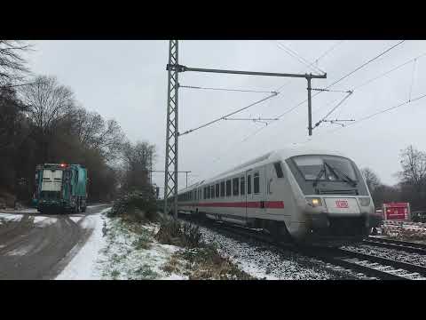 IC 2374 mit 101 110 zwischen Bad Vilbel Süd und Berkersheim im Schnee