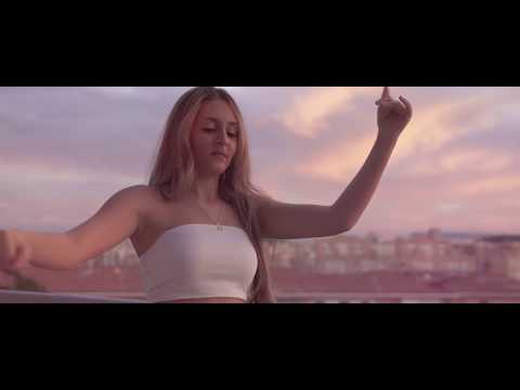 C DE CAMA - ELLA ES BONITA  (video oficial)
