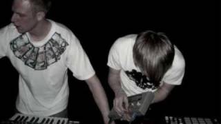 familjen ft. adam tensta - huvudet i sanden