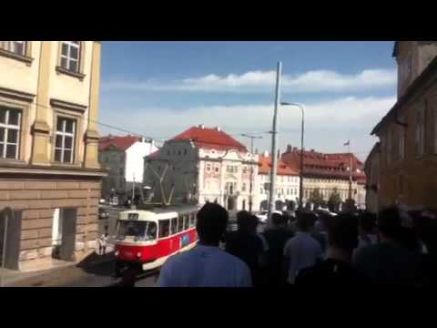 Feyenoordsupporters zingen in Praag