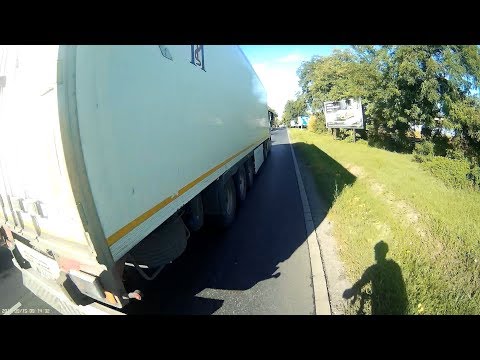 Elengedem a buszt és kamion centiz - I let the bus go and lorry close pass