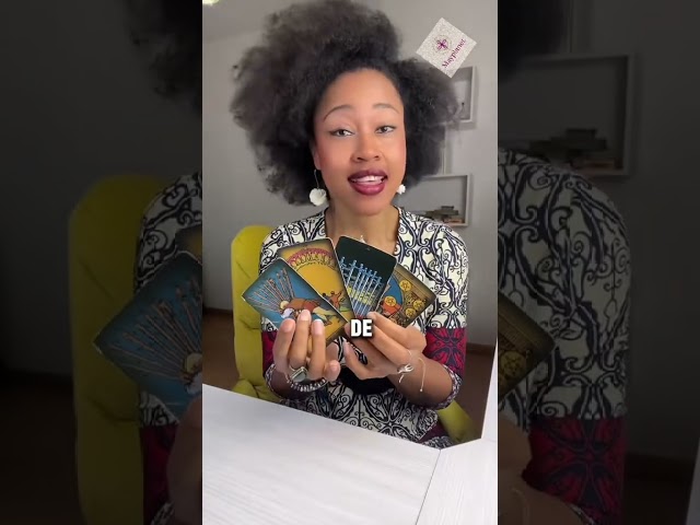 Vídeo relacionado con Tarot Ser: La Médula de los Arcanos Menores: Aprende a interpretar lo cotidiano de tu vida con estas 56 cartas y su simpleza. Poco a poco te sumergirán en la profundidad de experiencias superiores.