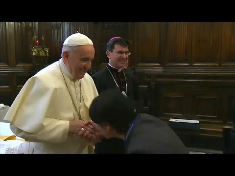 شاهد البابا فرنسيس يسحب يده من أمام المقبلين