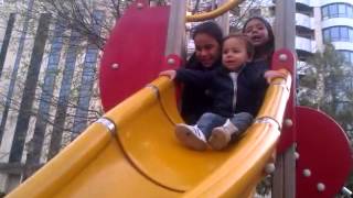 En el tobogán con  los primos