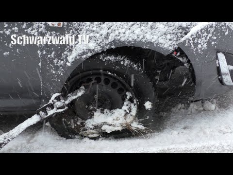 🚨🥶 Erster Schneefall im Schwarzwald und der erste Unfall auf rutschiger Straße - mit O-Ton