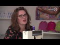 Froukje naait maandverband voor India