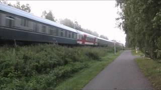preview picture of video '28.07.2011 Night express train P265 To Kemijärvi passes Toppila. Driver greeted by a whistle.'