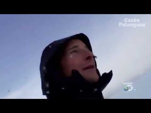 Un sevillano sufriendo por el frío en Sevilla