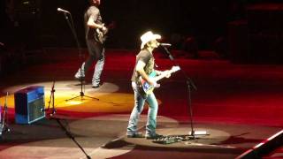 Brad Paisley - Workin&#39; On A Tan (Live in London)