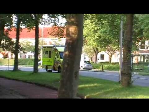 Ambulance 02-112 Leeuwarden met spoed onderweg naar MCL vanaf de Berkenstraat