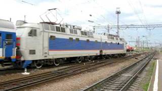 preview picture of video 'Electric locomotive CHS8-033, leading passenger train, is leaving Rossosh station.'