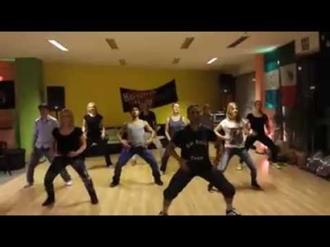 Eine der Reaggeton - Cubaton Klassen an der Latin Dance Academy