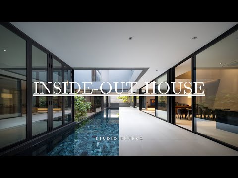A casa BLACK WALL de três andares projetada com PISCINA DENTRO