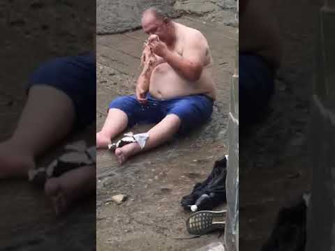 Так проголодался, что ест сырую курицу...
