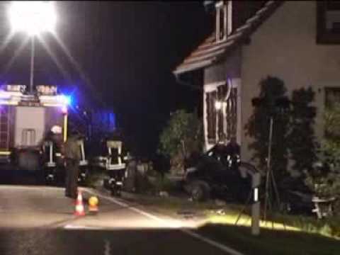 Auto rast in Schiltach gegen Wand: Lebensgefahr