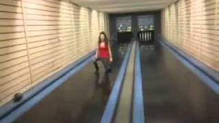 The Hulahoop Dancer - 'Gestörte Kinder beim Bowling'