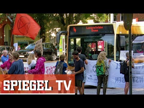 Klimaschützer-Protest: "Extinction Rebellion"  blockiert Kreuzung in Hamburg | SPIEGEL TV
