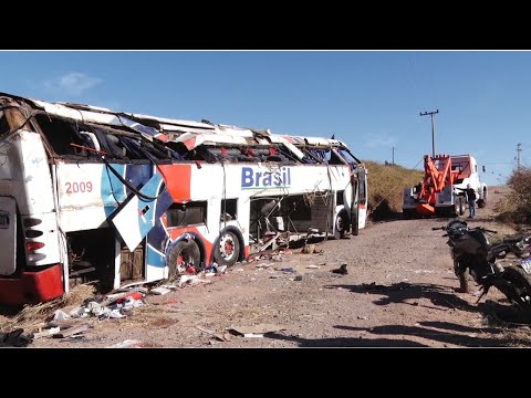 Ônibus que caiu em ribanceira não tinha autorizações para transporte de passageiros