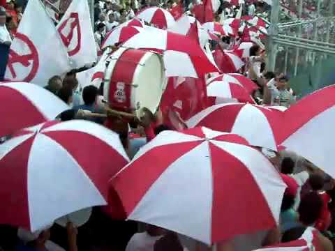 "Es una tarde de sol, no se la vaya a perder, Velez va a correr, la yuta también â™ªâ™«" Barra: La Banda de la Quema &bull; Club: Huracán
