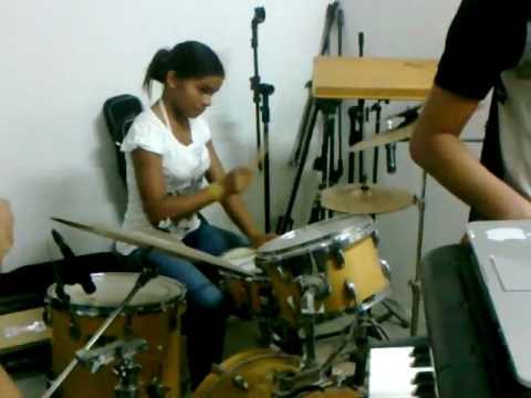Menina de 12 anos tocando bateria!