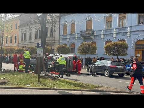 Accident cu victimă încarcerată în centrul Aradului | O tânără de 18 ani a fost transportată la spital cu plagă penetrantă abdominal