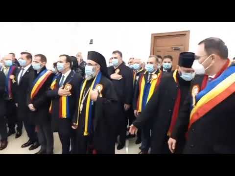 Faza zilei: Oprișan, împingându-l pe primarul Focșaniului de lângă ÎPS Ciprian, ca să-i ia locul