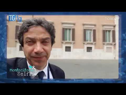 Montecitorio Selfie "L’uomo con trolley e zaino in spalla”